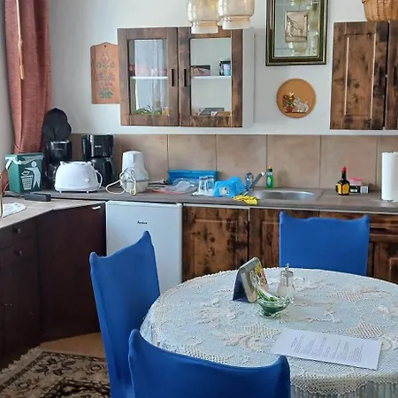 Han/Misafirhane Schmidt's *